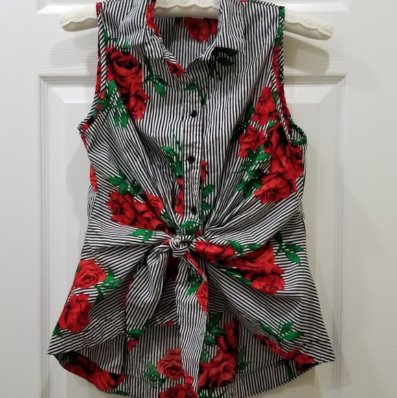 Hint of Blush Tops - Hint of Blush rose sleeveless blouse